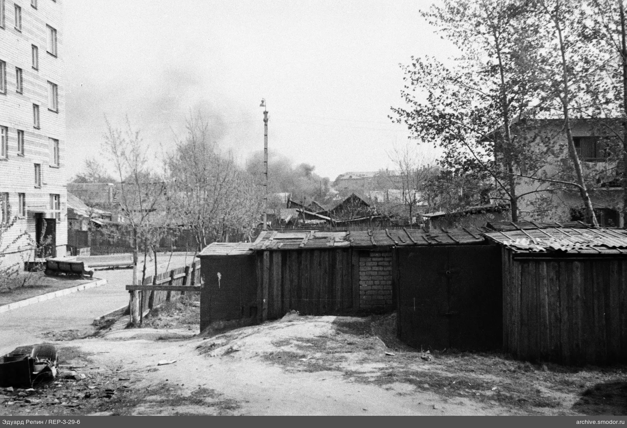 Holzgargen und Wohnhaus