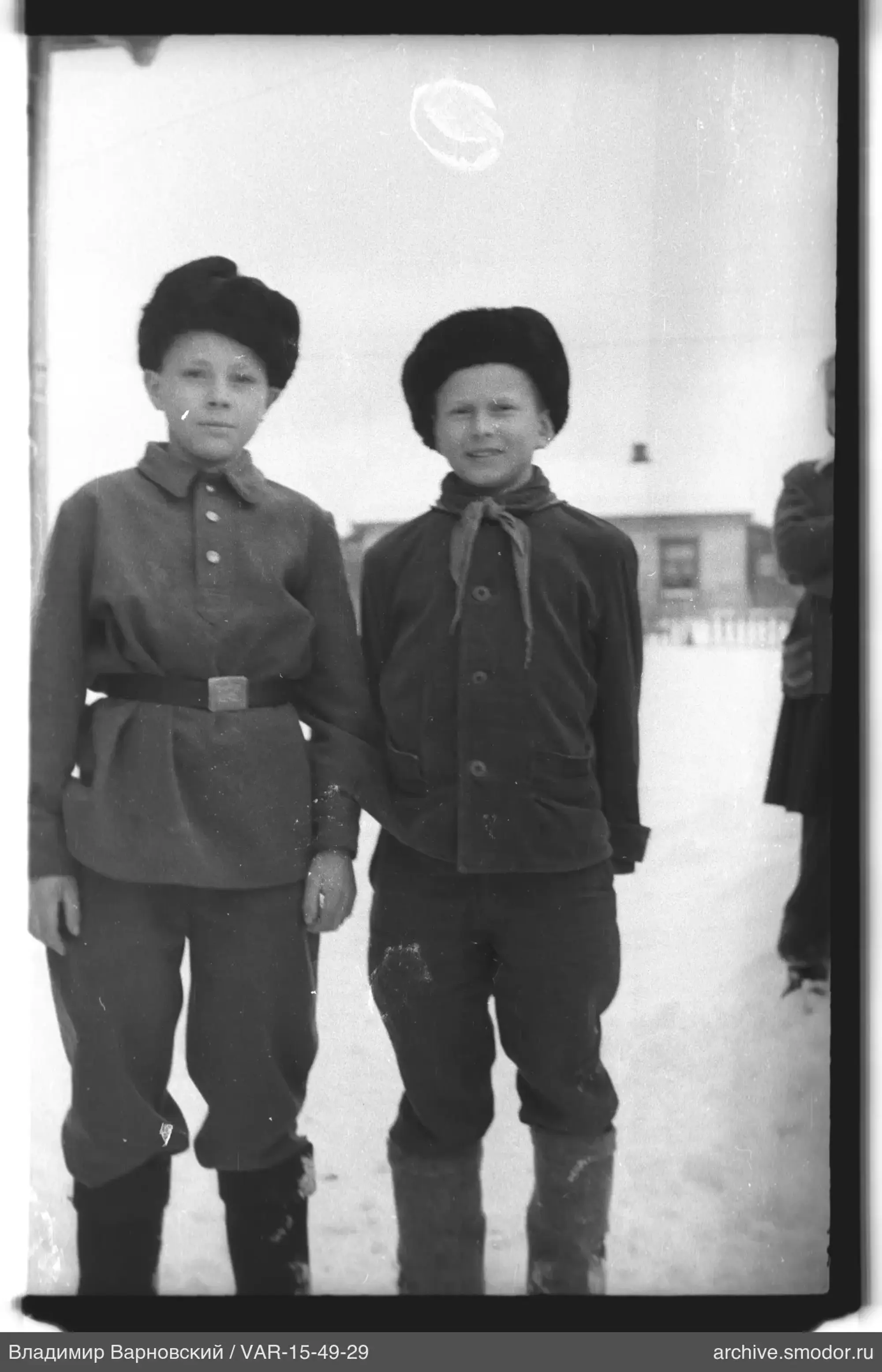 Zwei Jungen im Schnee