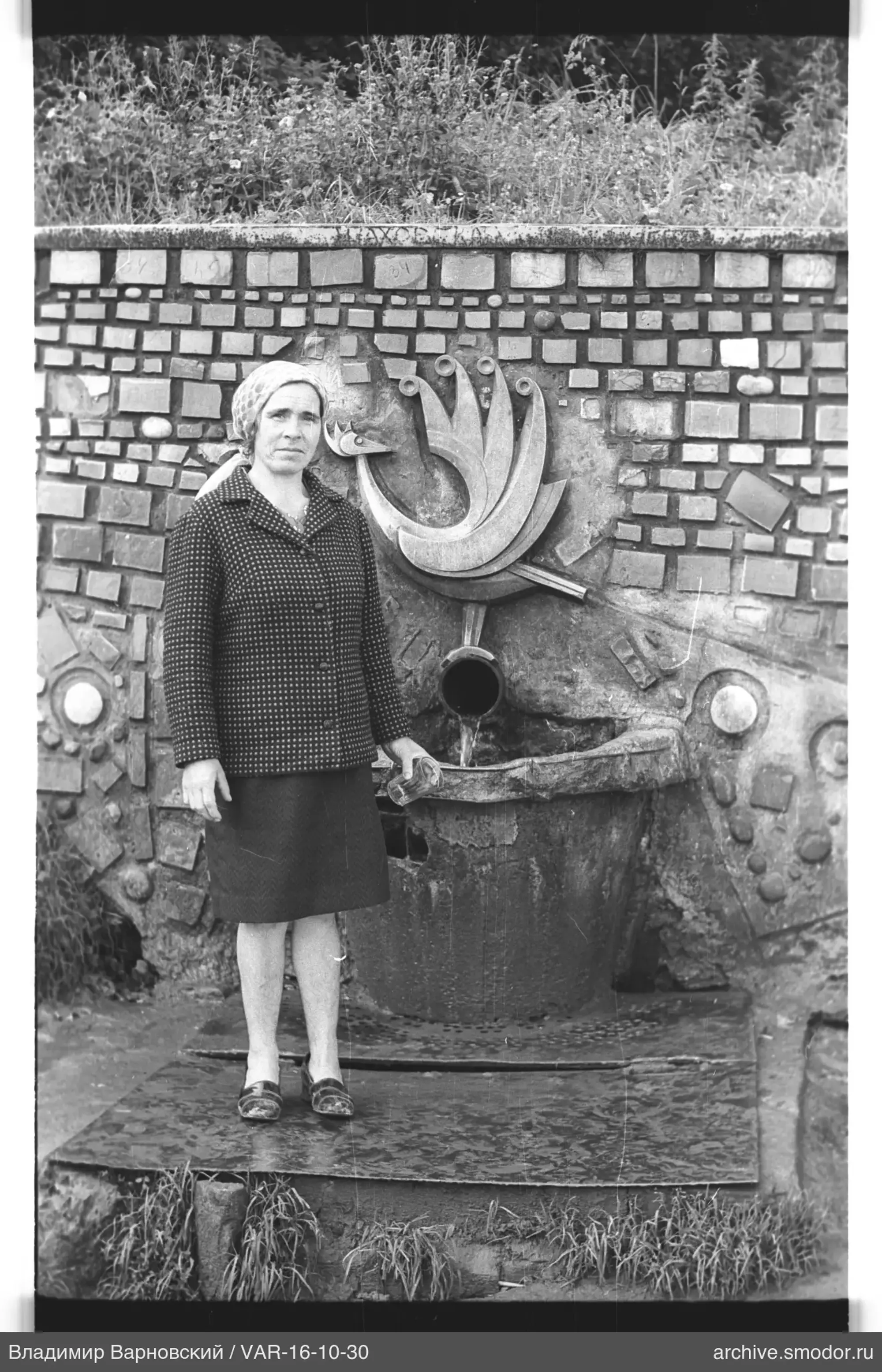 Frau an einer Steinmauer mit Dekorpaneel