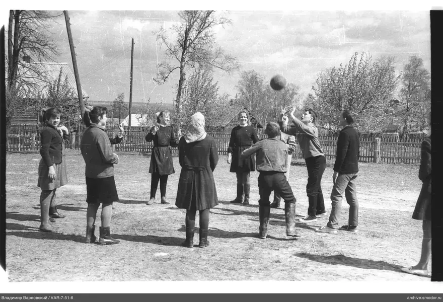 Gruppe von Kindern und Jugendlichen mit Ball
