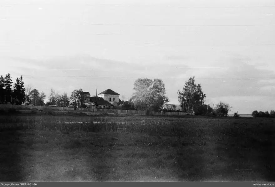 Landschaft mit Feld und Gebäuden