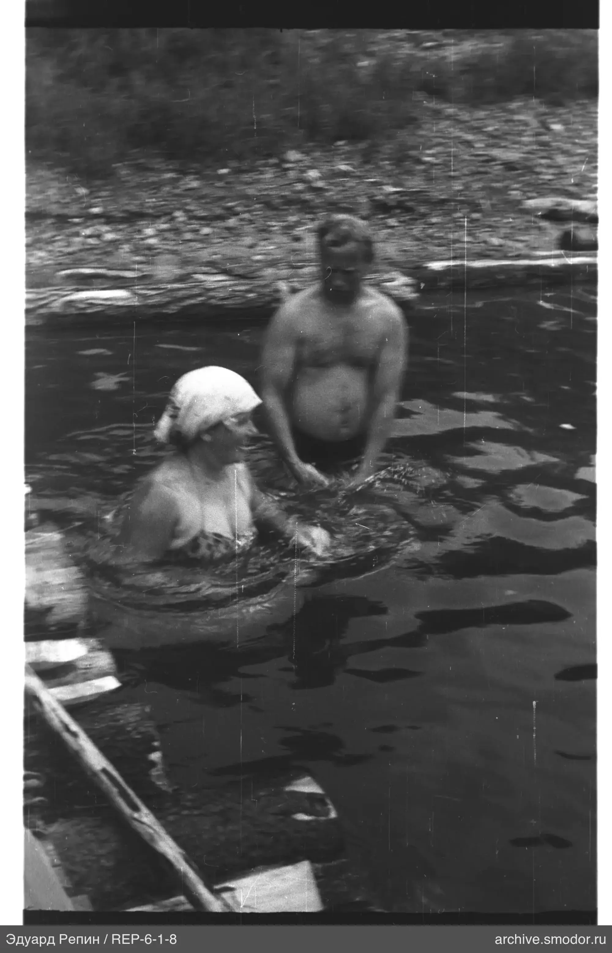 Мужчина и женщина в воде
