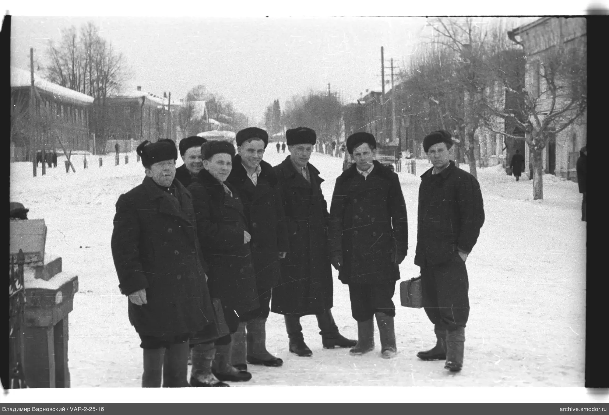 Группа мужчин на заснеженной улице
