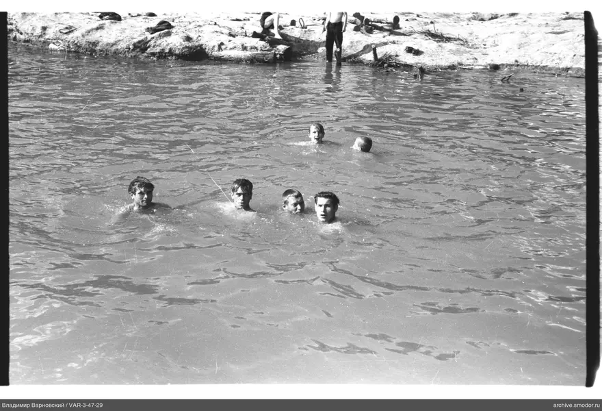 Menschen im Wasser und am Ufer