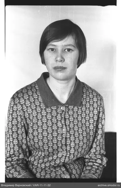 Porträt einer Frau in einer gemusterten Jacke