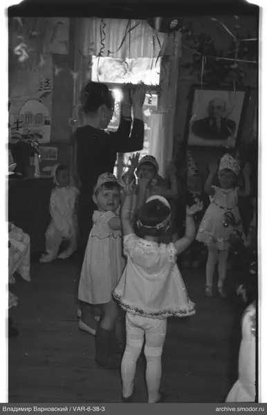 Frau und Kinder bei Feier
