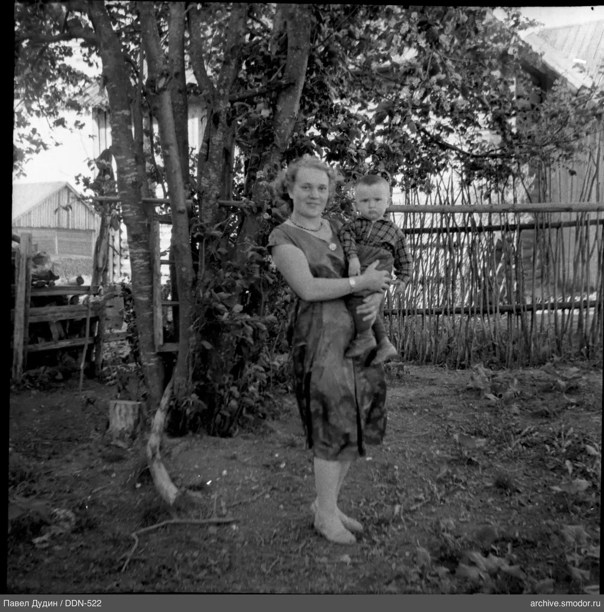 Frau mit Jungen im Arm