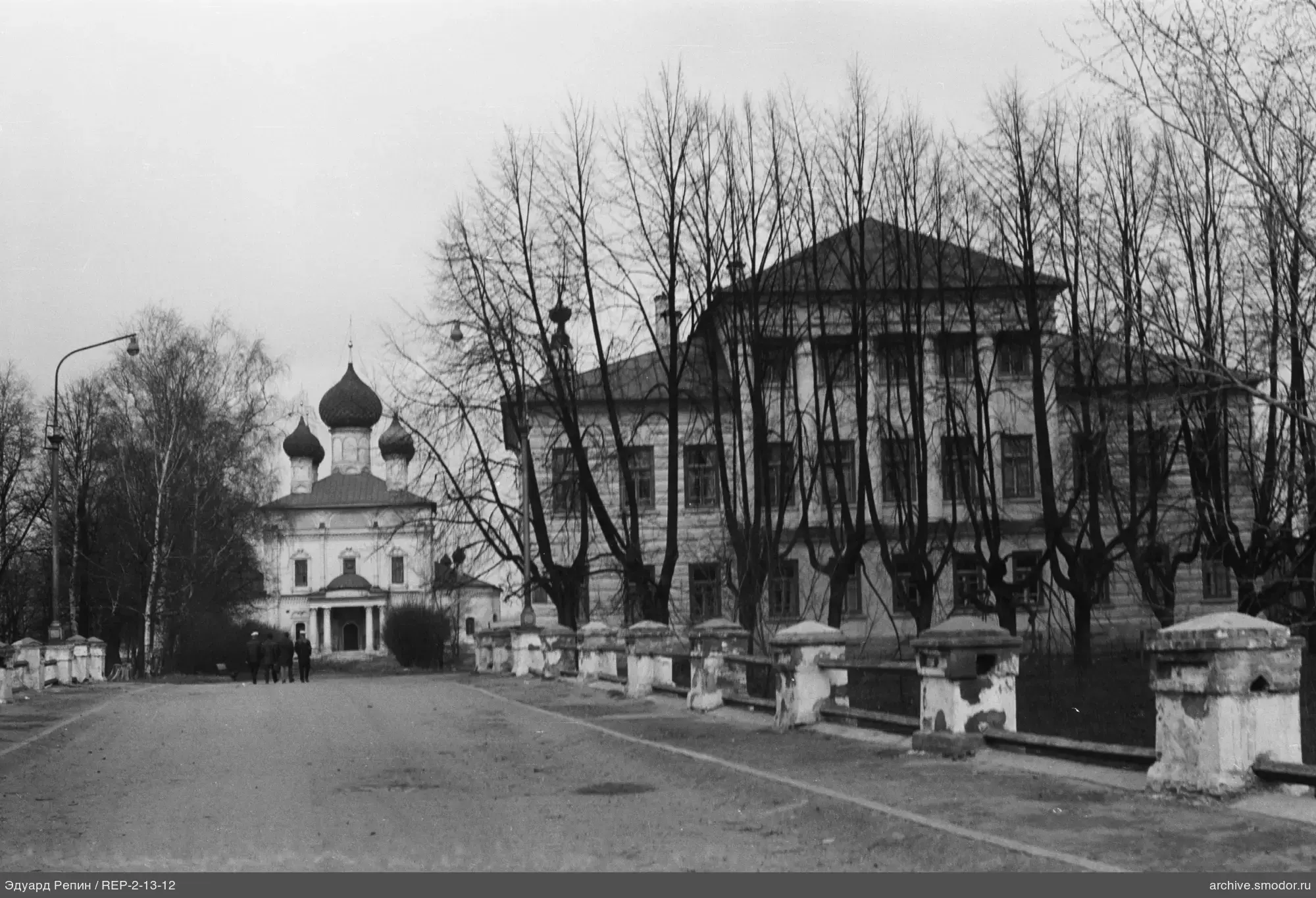 Gruppe von Menschen auf Straße bei Kirche und Gebäude
