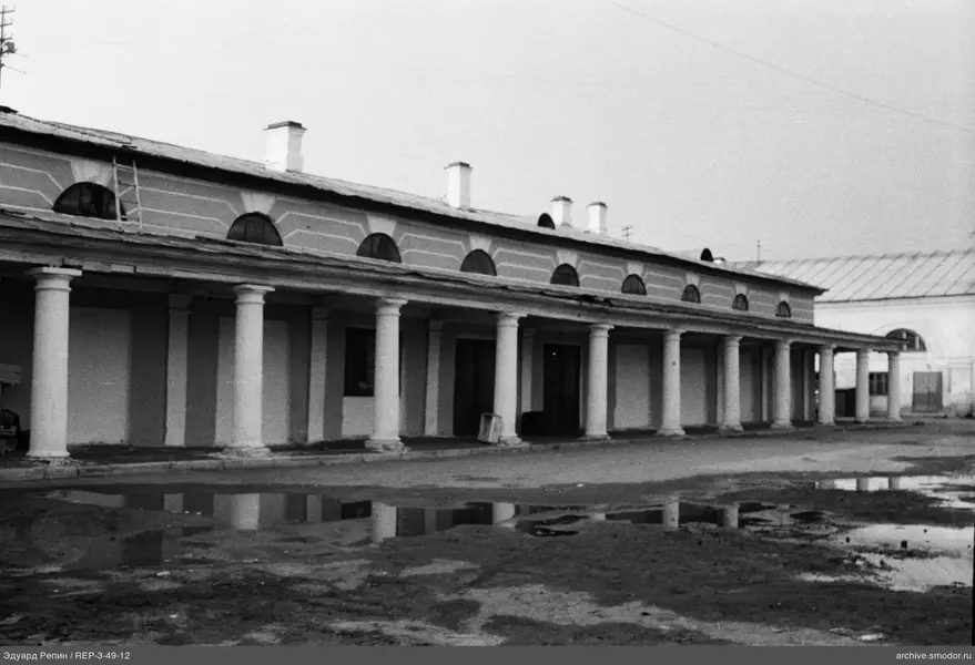 Gebäude mit Säulen und Bogenfenstern