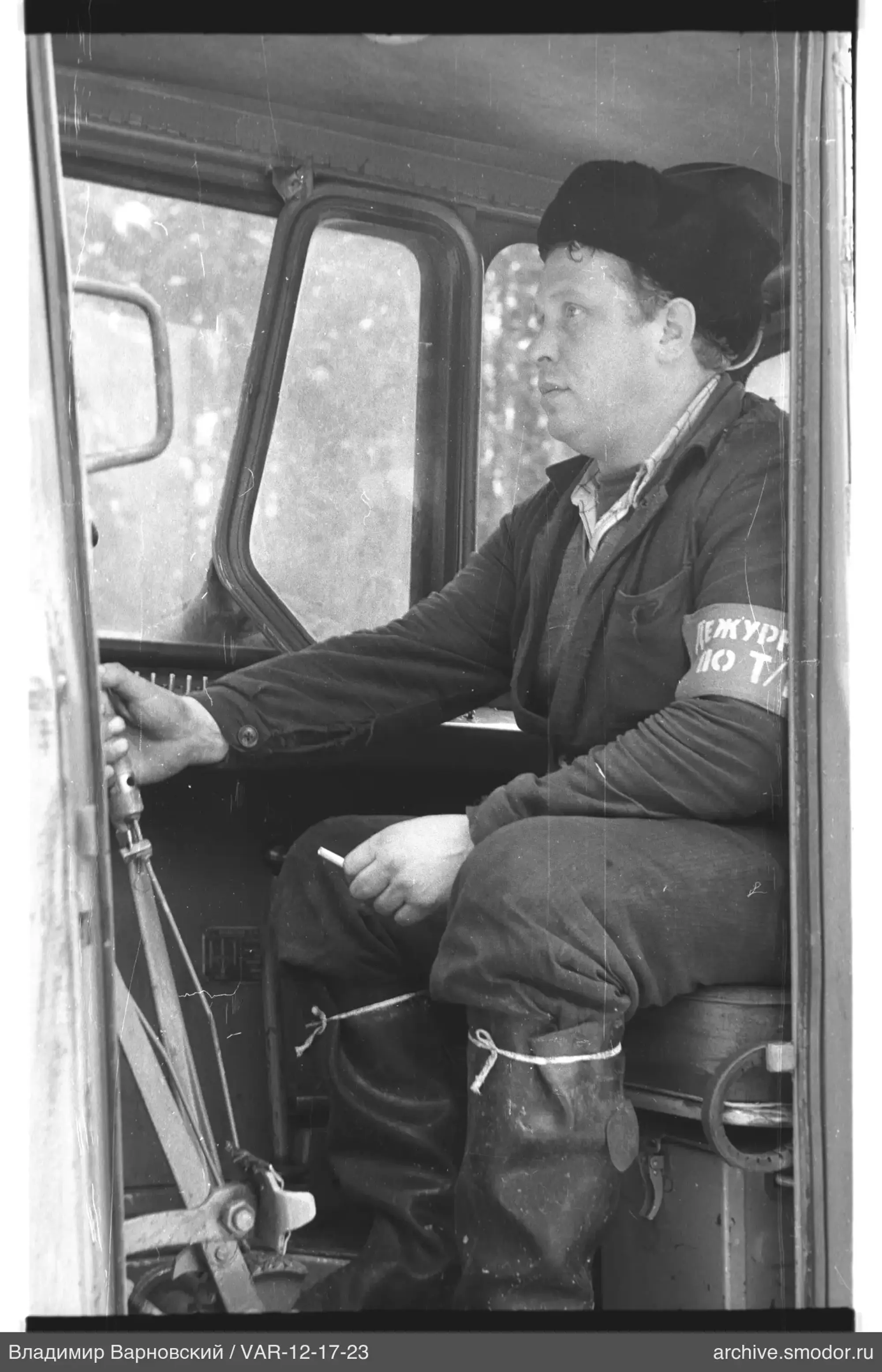 Mann in Fahrerkabine