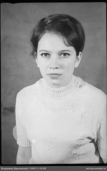 Porträt einer Frau in hellem Pullover