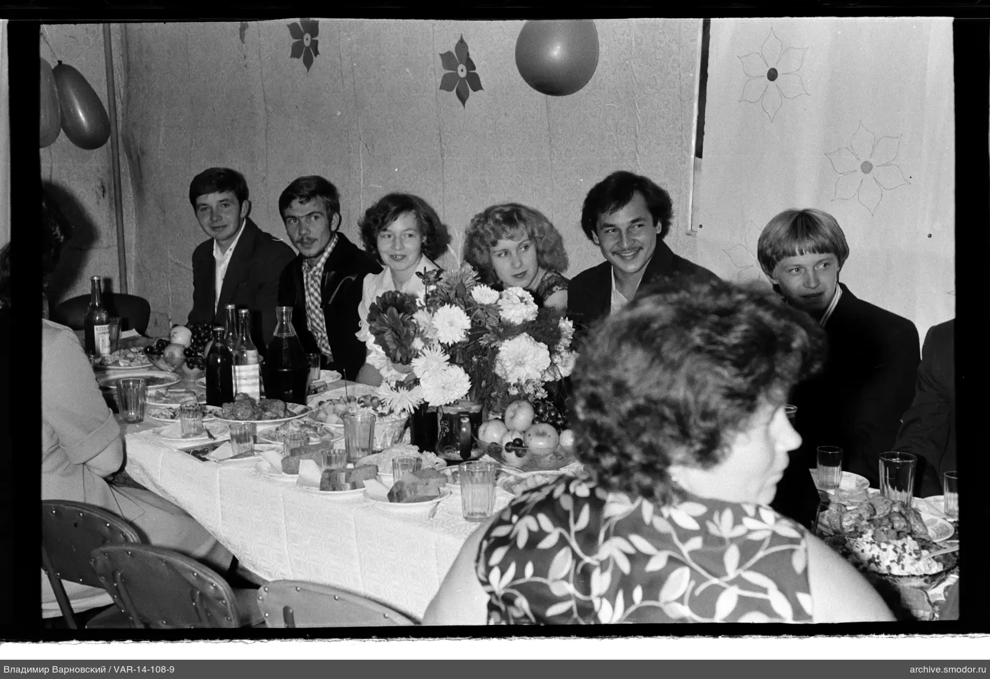 Группа за праздничным столом