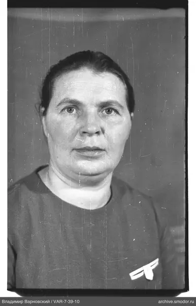 Porträt einer Frau mit Flügelabzeichen
