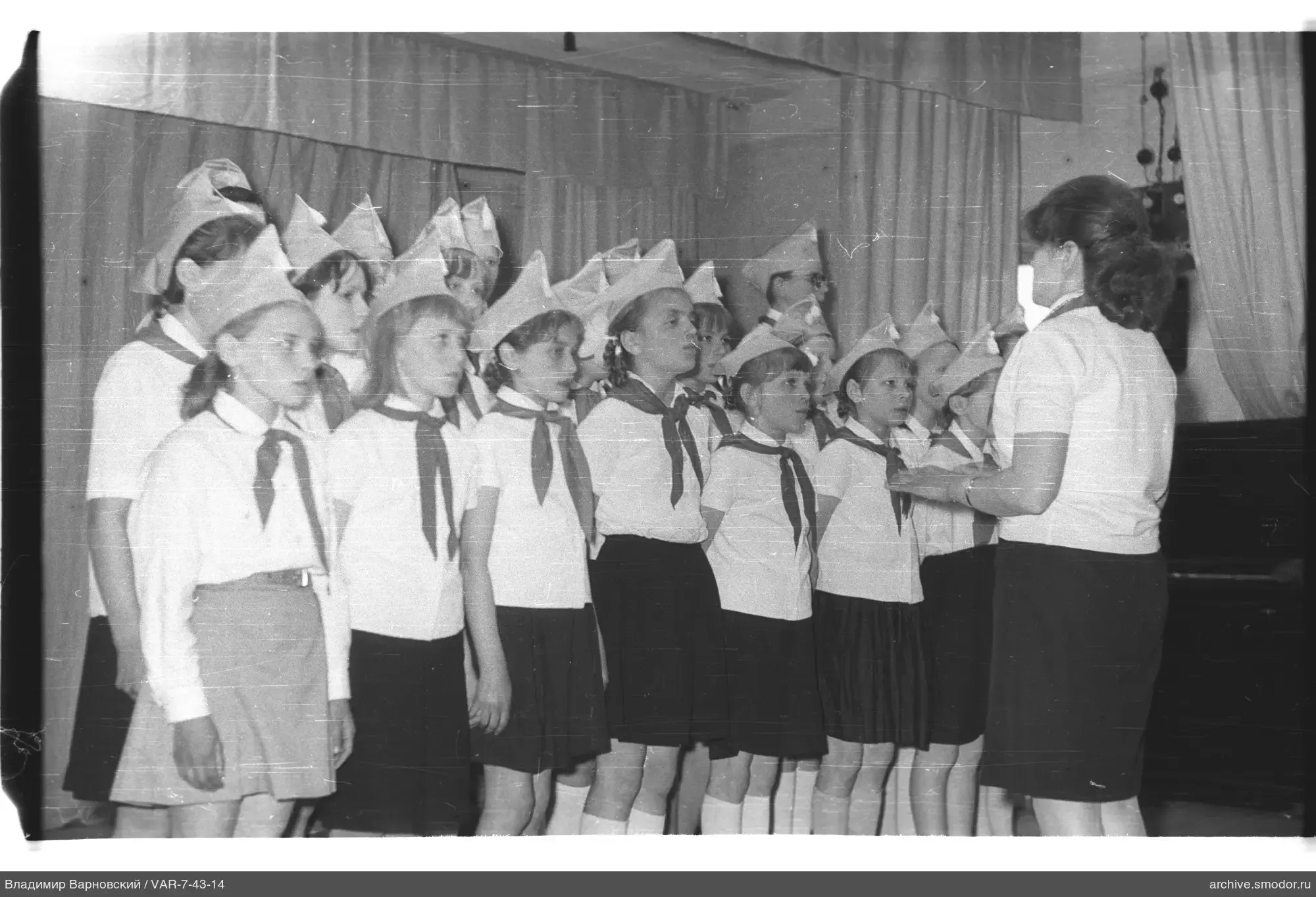 Gruppenporträt von Pionieren und Lehrerin
