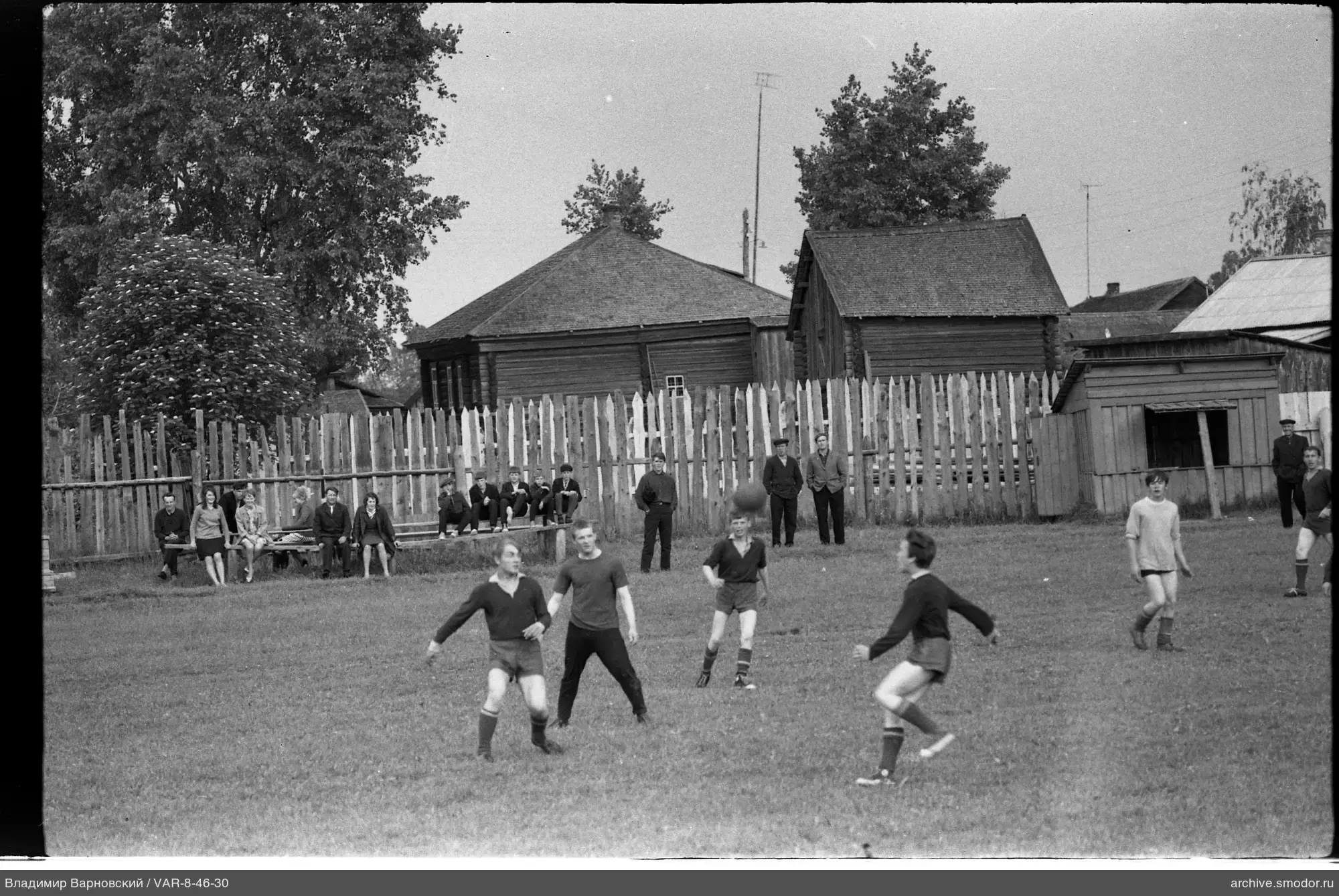 Junge Männer spielen Ball auf dem Feld