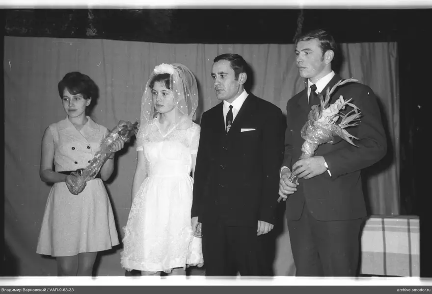 Gruppenporträt mit Blumen und Schleier