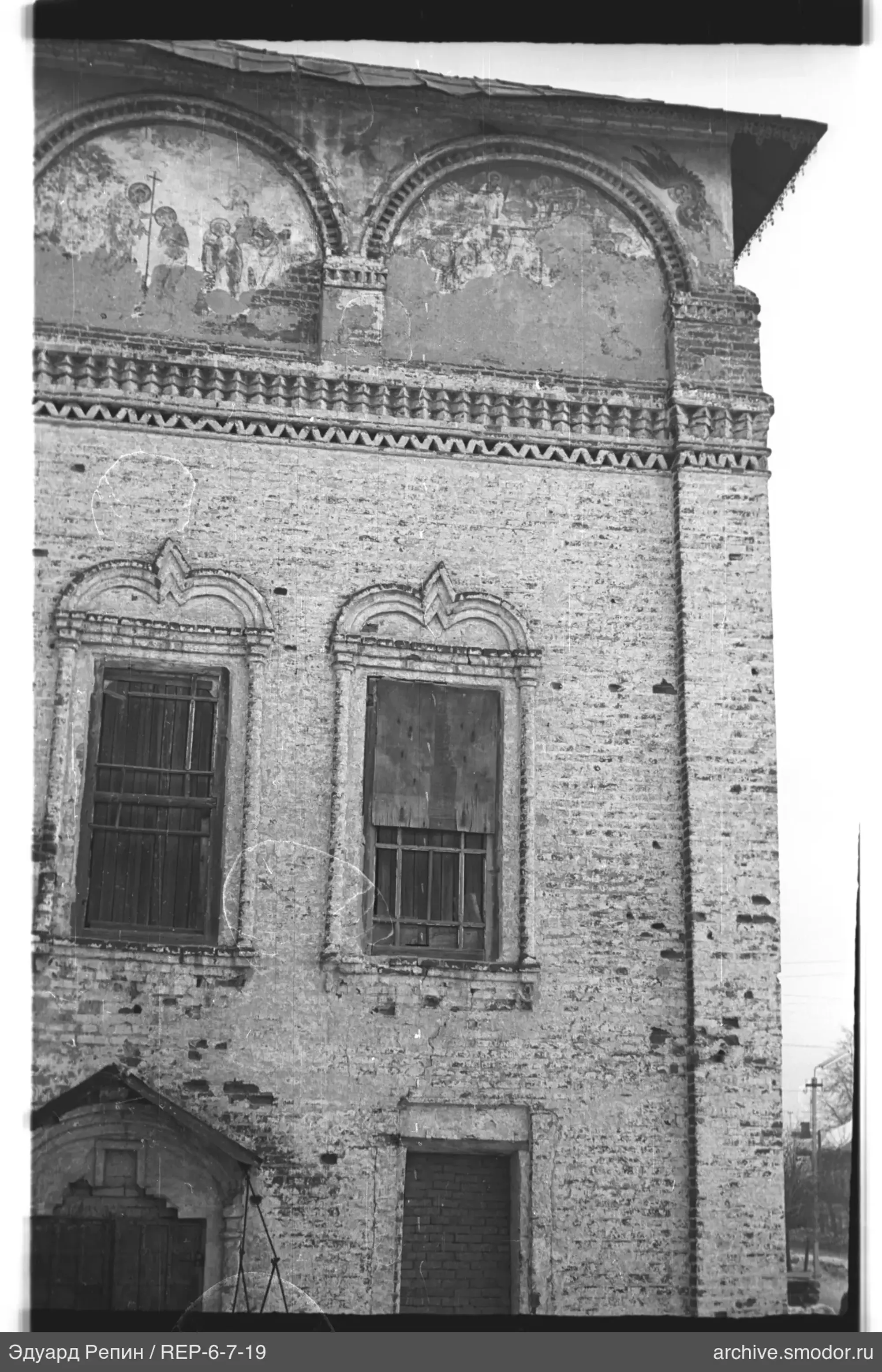 Fragment einer Ziegelmauer mit Fenstern und Fresken