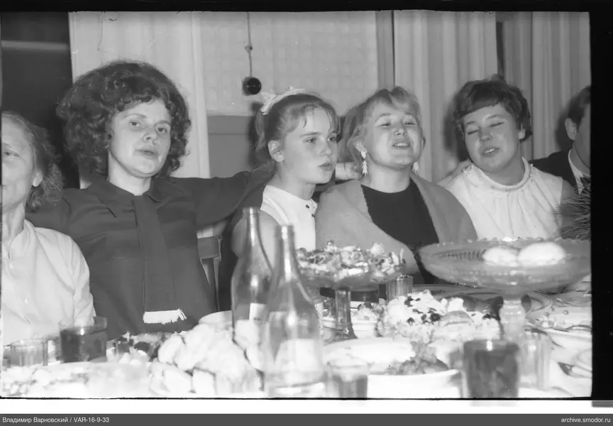 Gruppenporträt von Frauen am Tisch
