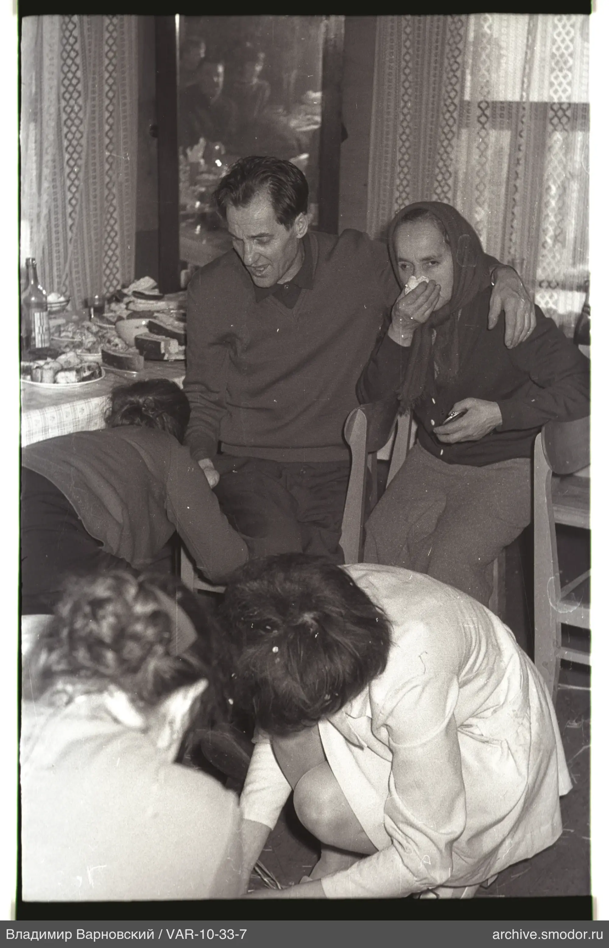 Szene mit Männern und Frauen