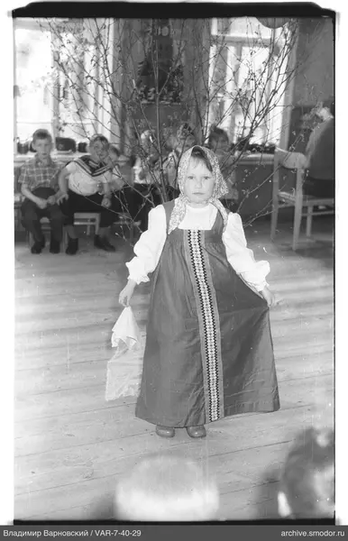 Mädchen mit Kopftuch im Raum