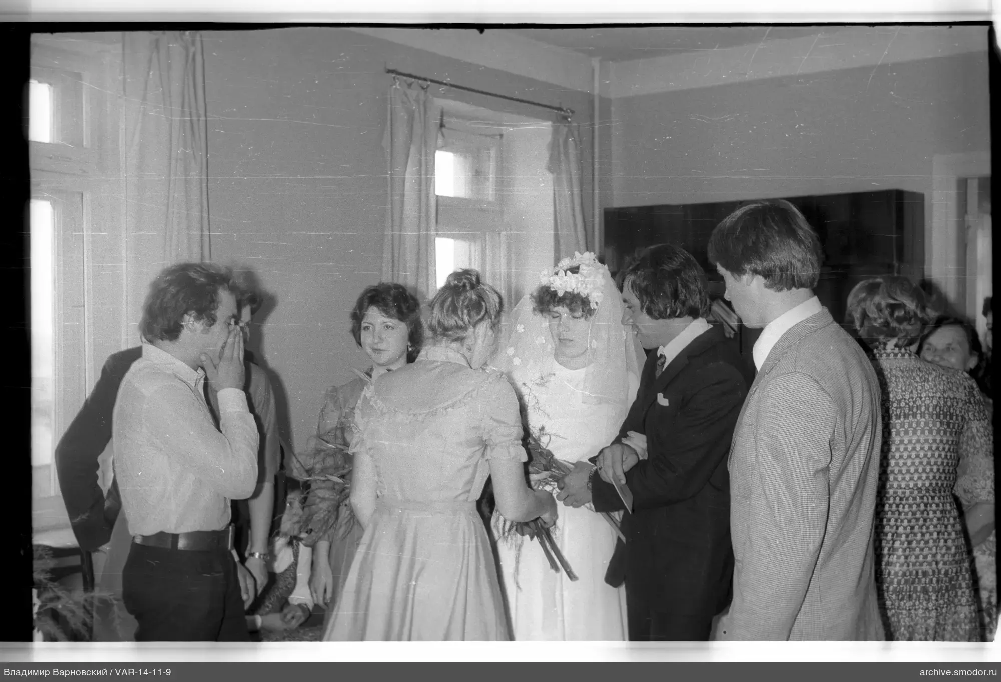 Gruppenporträt mit Frau im Hochzeitskleid