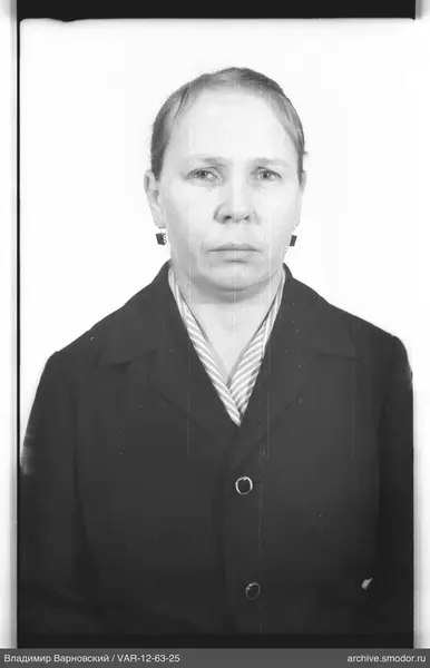 Porträt einer Frau in dunklem Blazer