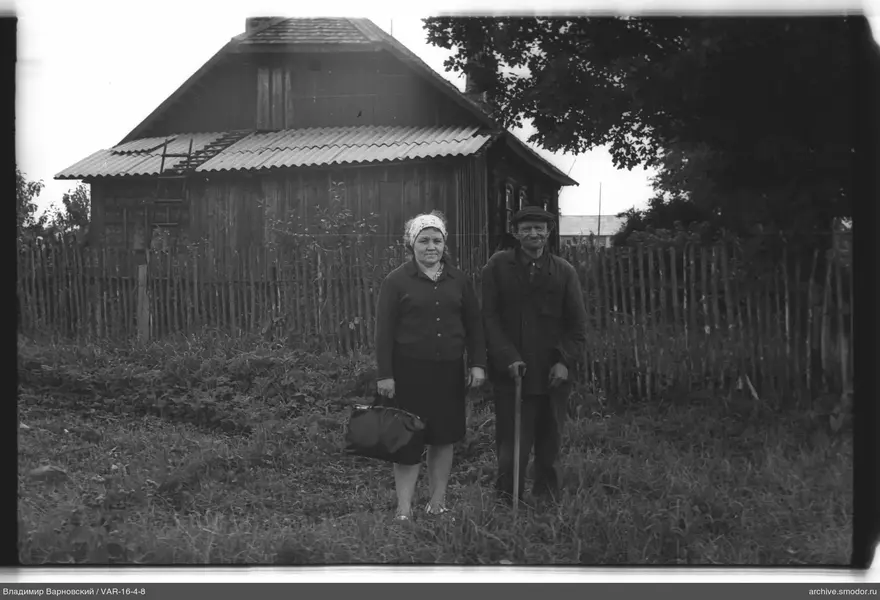 Gruppe vor einem Holzhaus