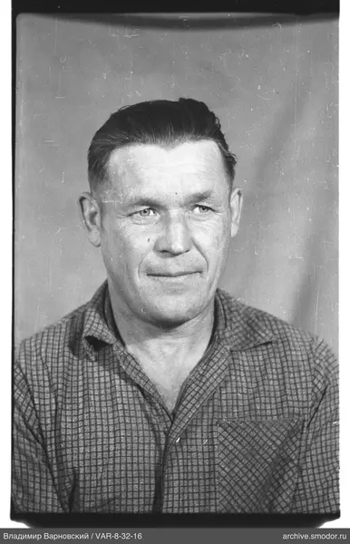 Porträt eines Mannes mit kurzen Haaren