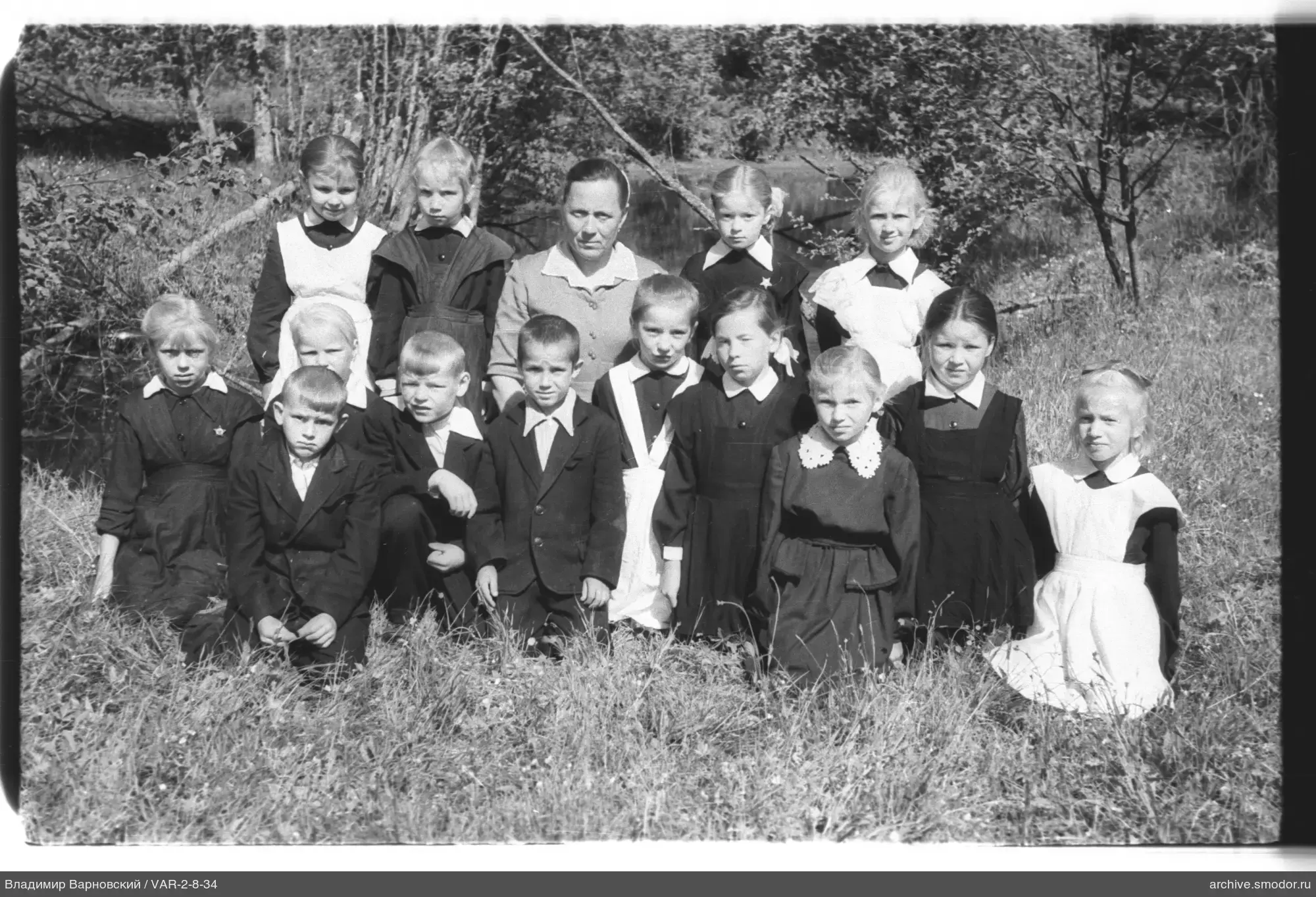 Gruppenporträt von Kindern und Erwachsenen