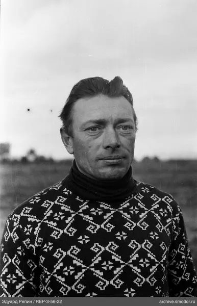 Porträt eines Mannes in dunklem Pullover