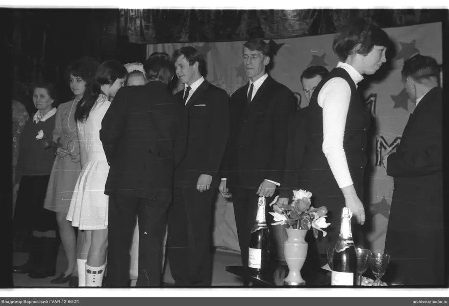 Gruppenaufnahme mit Champagner und Blumen