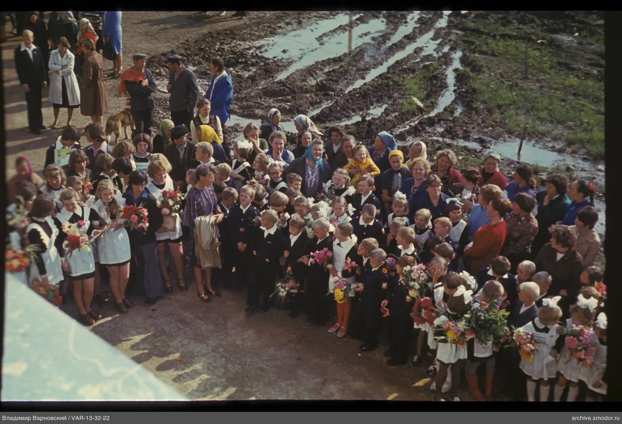 Gruppe von Kindern und Erwachsenen auf dem Platz