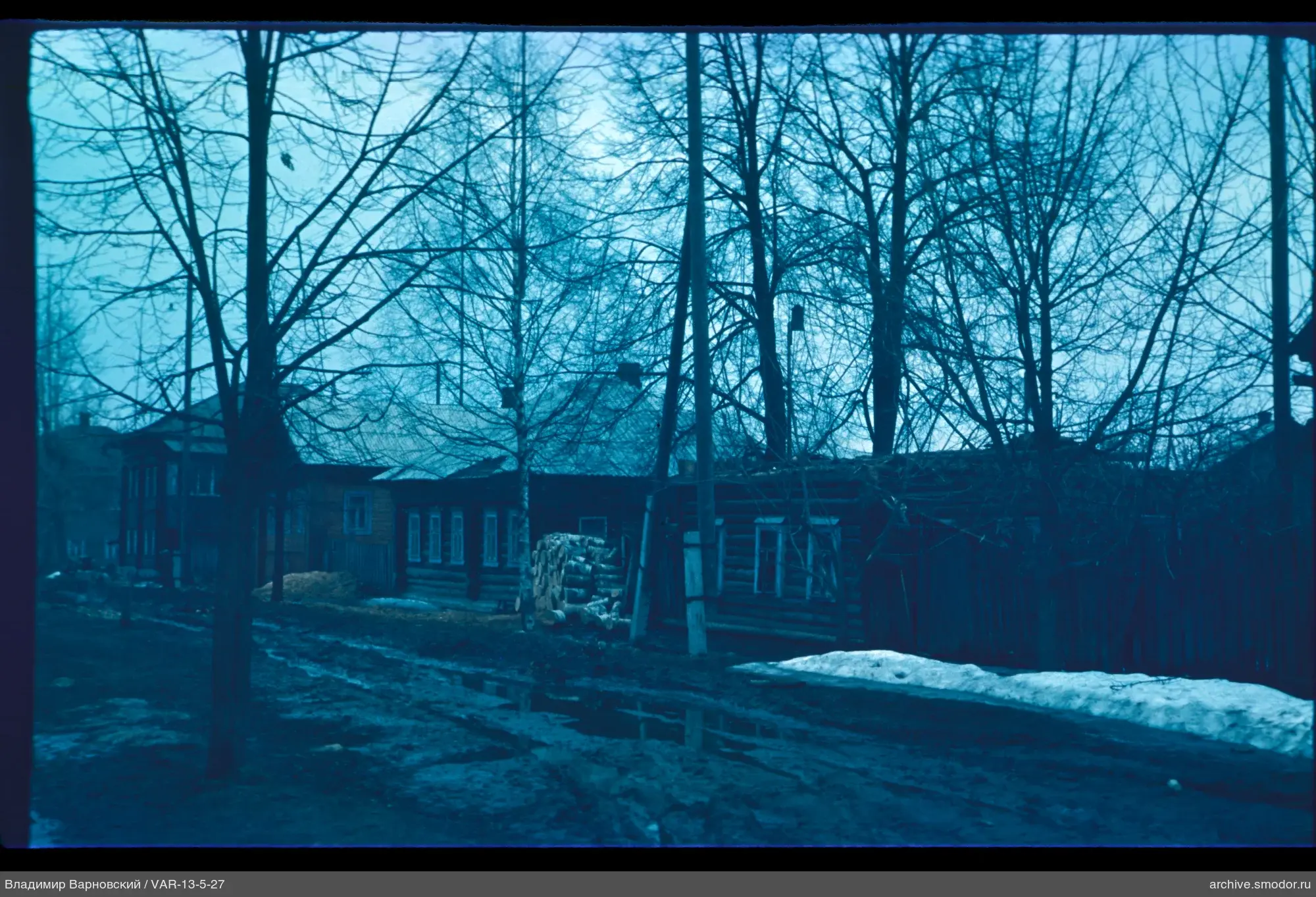 Holzhäuser und unbefestigte Straße