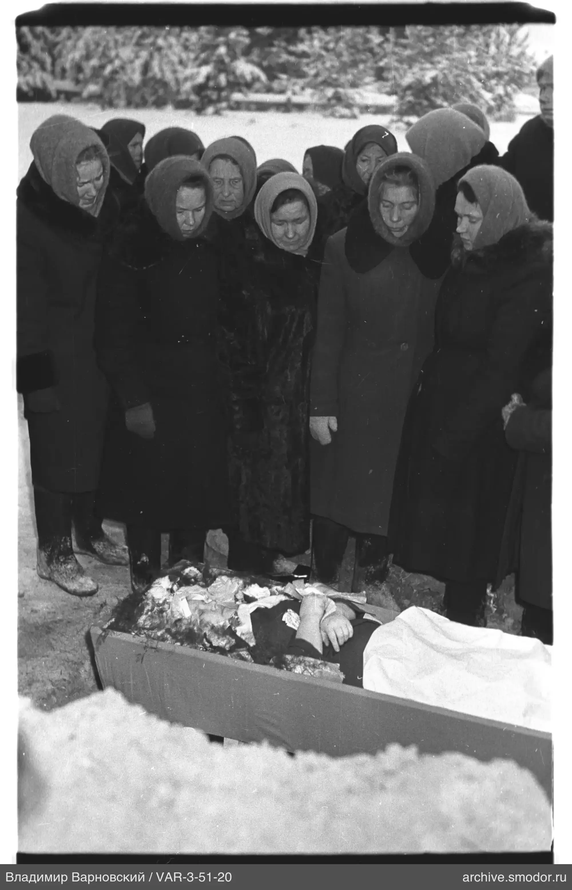 Групповой снимок у гроба