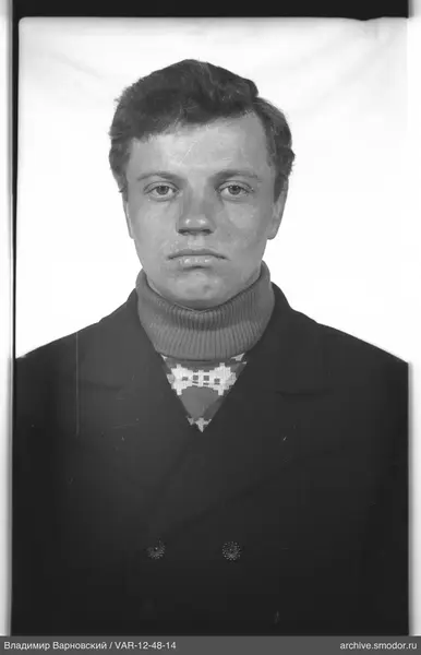 Porträt eines Mannes in Mantel und Pullover