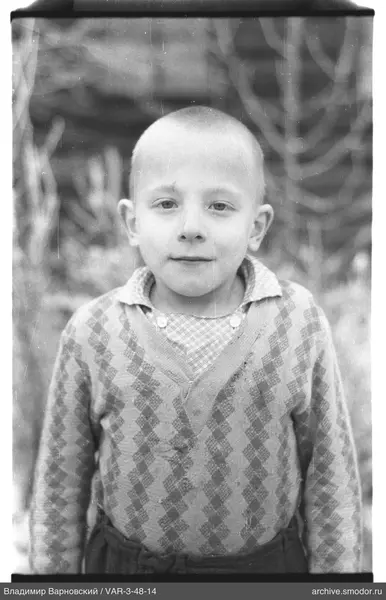 Porträt eines Jungen in Pullover und Hemd