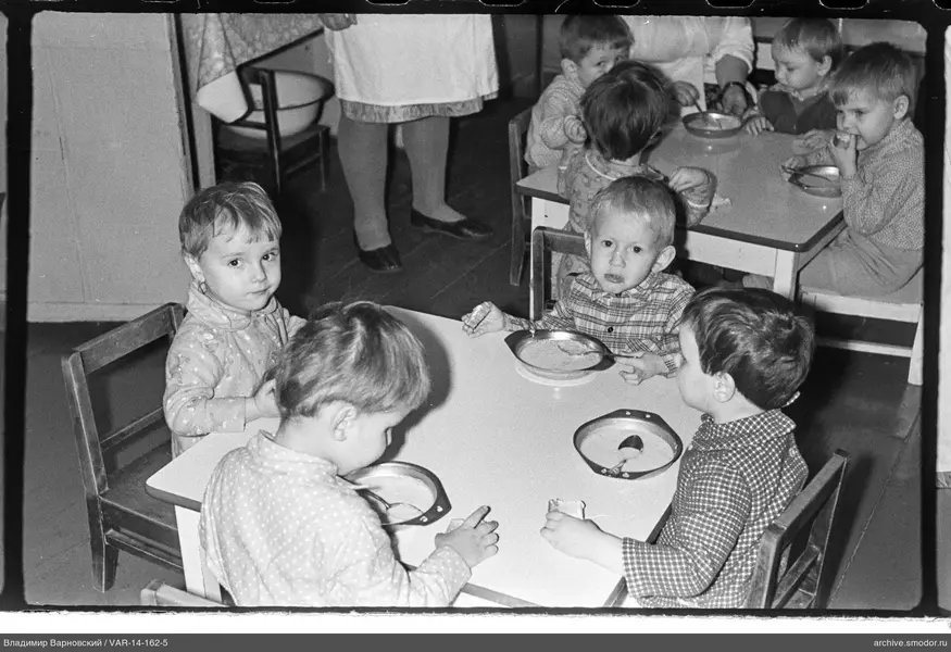 Kinder bei Tischen auf Veranstaltung
