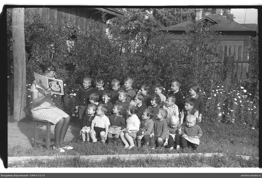 Женщина с книгой и детьми на природе
