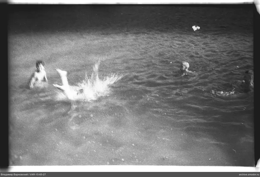 Menschen im Wasser, einer taucht