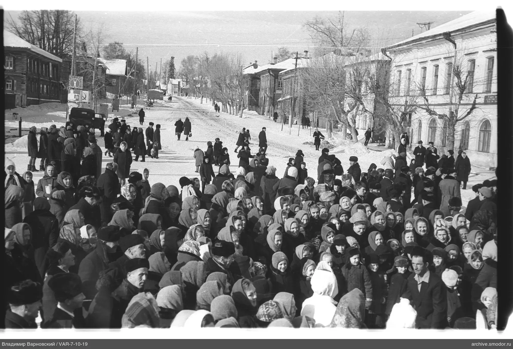 Gruppe von Menschen auf verschneiter Straße