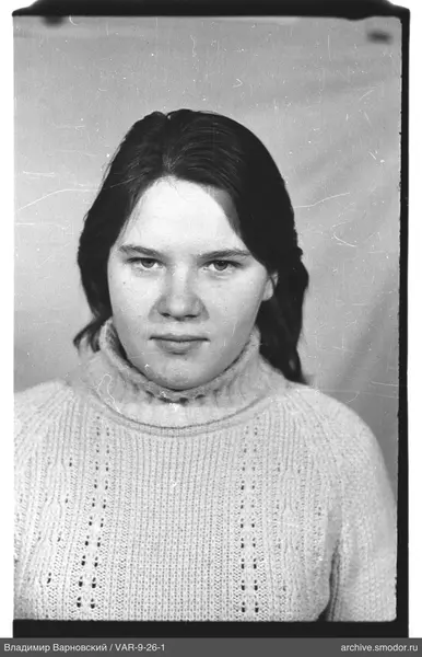 Porträt einer Frau in hellem Pullover