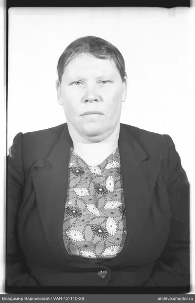 Портрет женщины в тёмном пиджаке