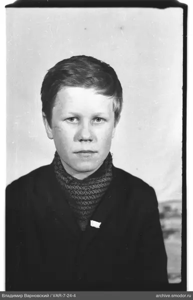 Porträt eines Jungen in Jacke und Pullover