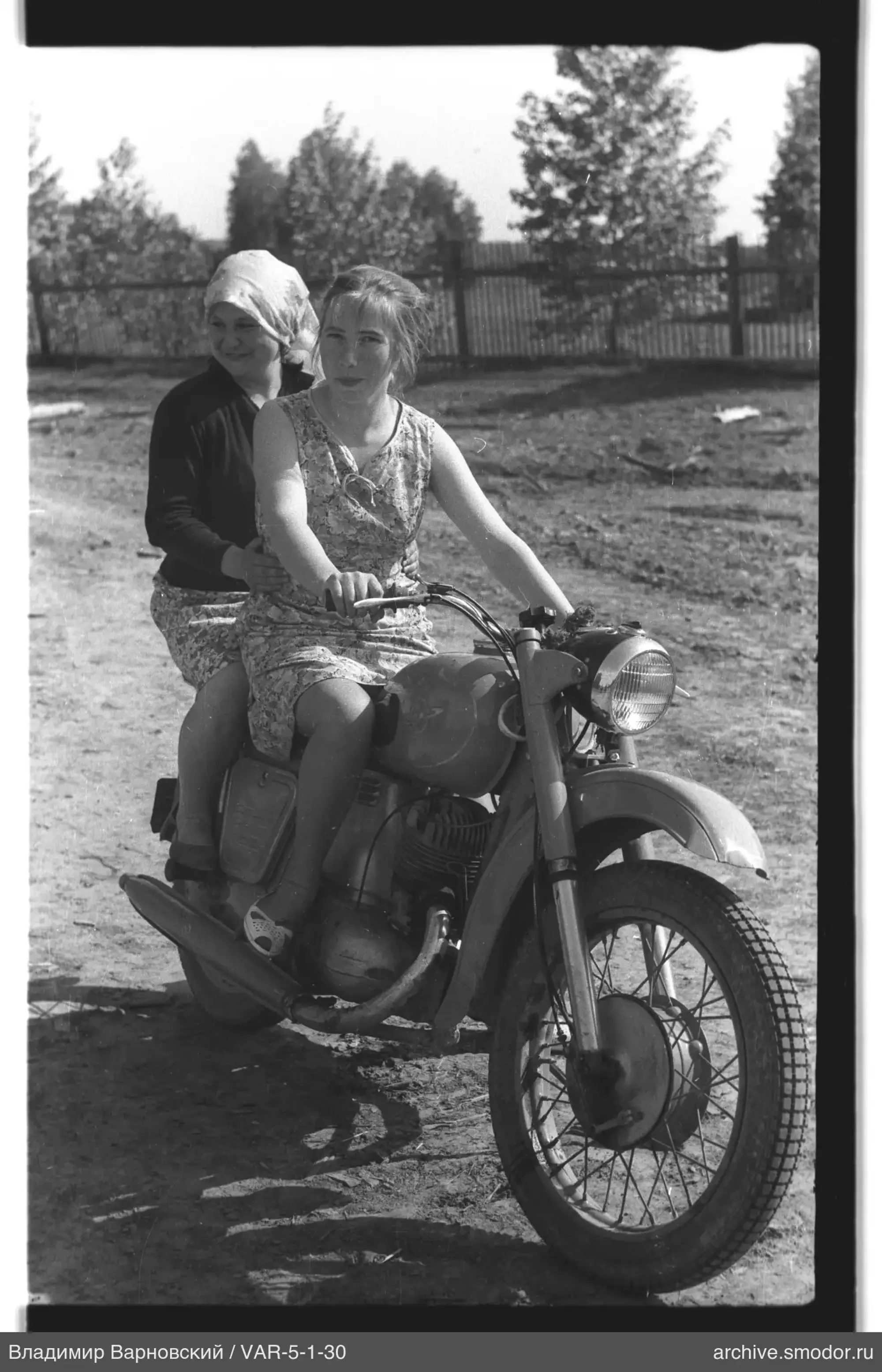 Zwei Frauen auf einem Motorrad