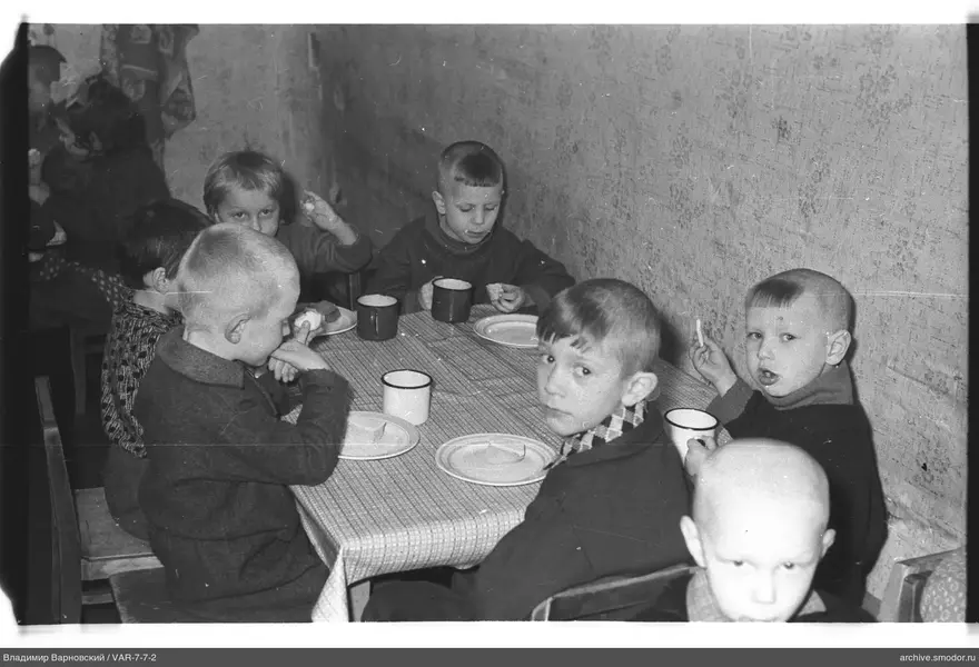 Gruppe von Jungen am Tisch