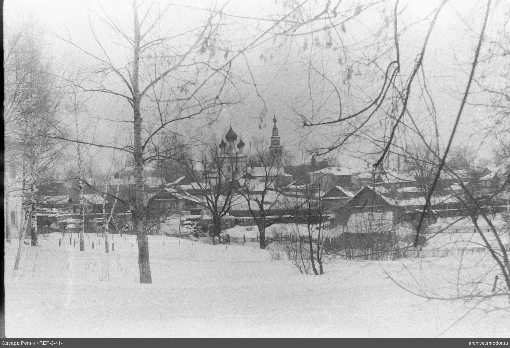 Blick auf Kirche und Bäume im Schnee
