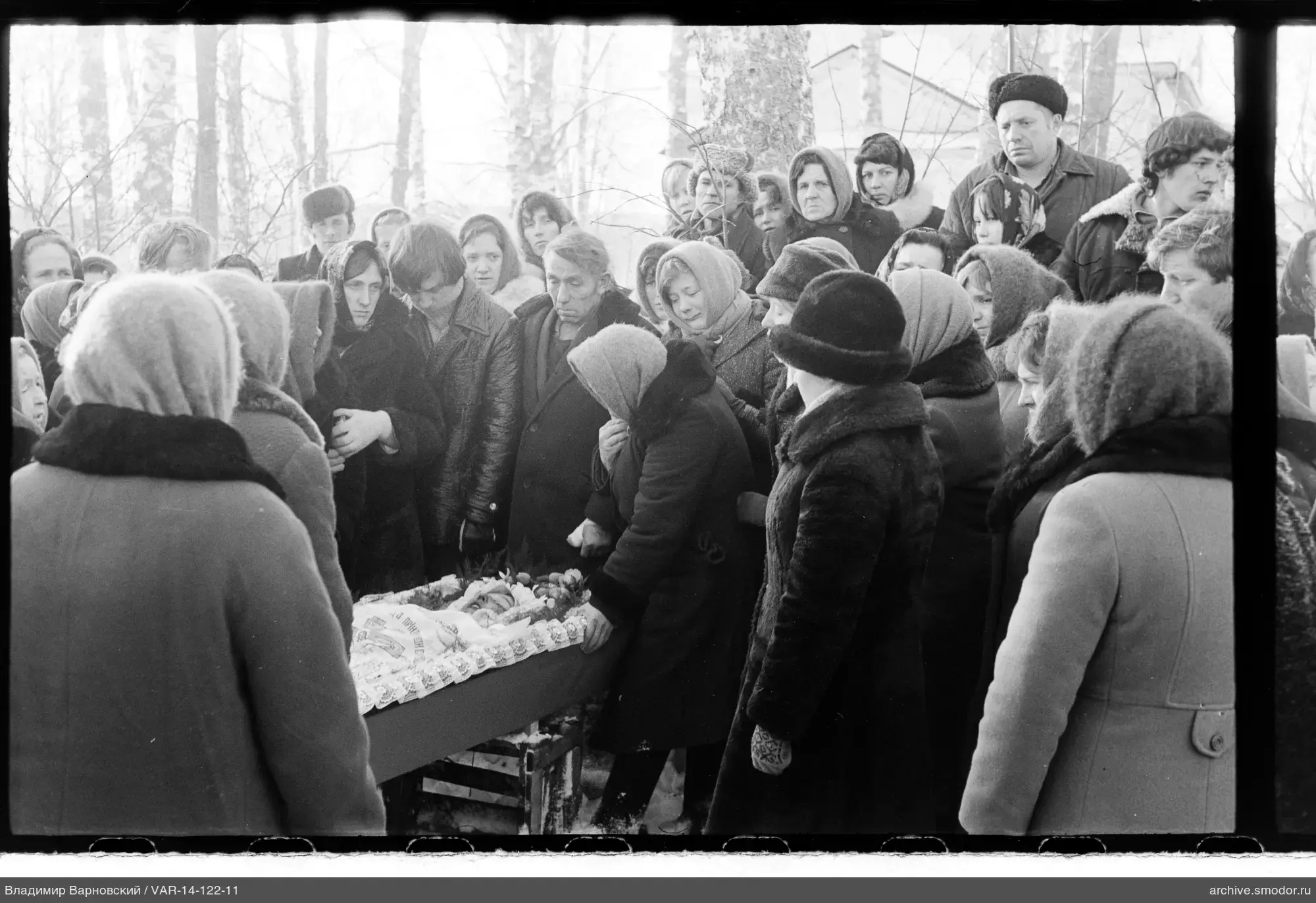 Группа людей у стола с предметом