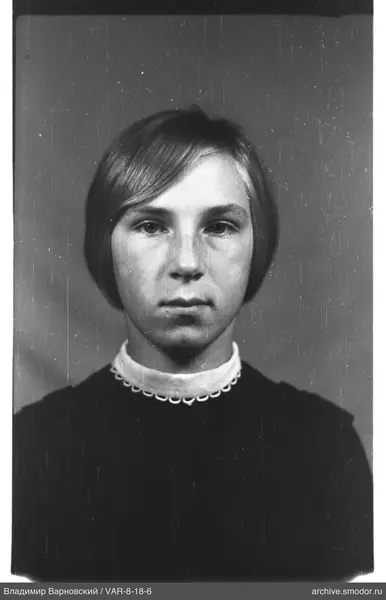 Porträt einer Frau mit kurzen hellen Haaren