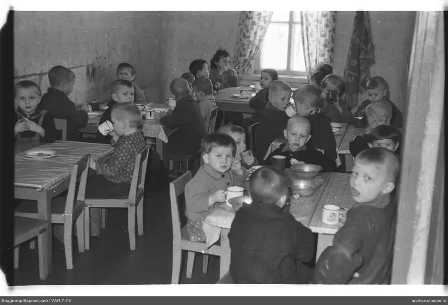 Kinder an Tischen im Raum