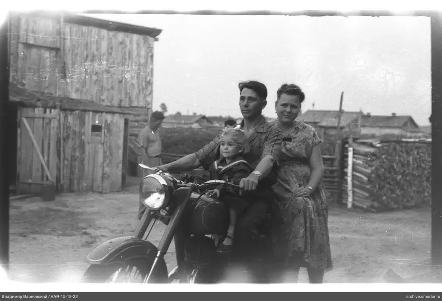 Gruppe mit Motorrad und Frau